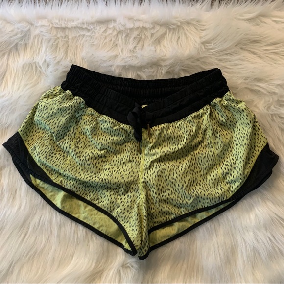 Lululemon Hotty Hot Shorts sz8 - Picture 2 of 10